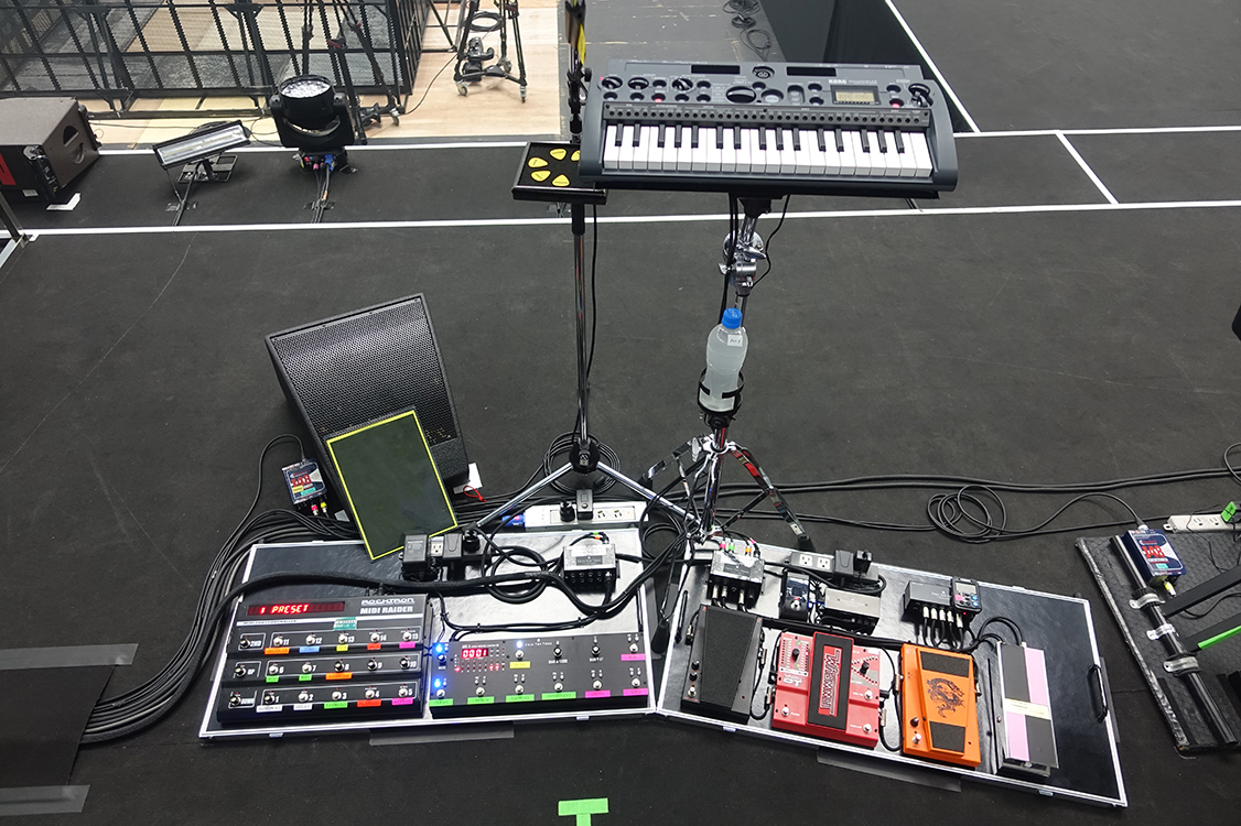現在 Radwimps 17 Asia Live Tour でツアー中のradwimpsのギタリスト桑原彰氏の最新ギターシステムをご紹介いたします News ニュース Free The Tone 現在 Radwimps 17 Asia Live Tour でツアー中のradwimpsのギタリスト桑原彰氏の最新ギターシステムをご紹介いたします News ニュース Free The Tone